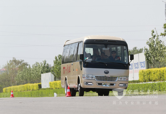 T7以50公里每小时的速度进行S弯操控性能测试，稳定性表现出色