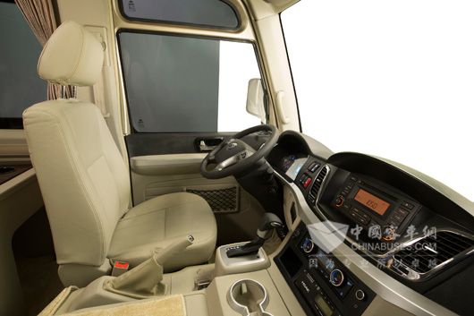 宇通T7采用与乘用车相似的中控台设计