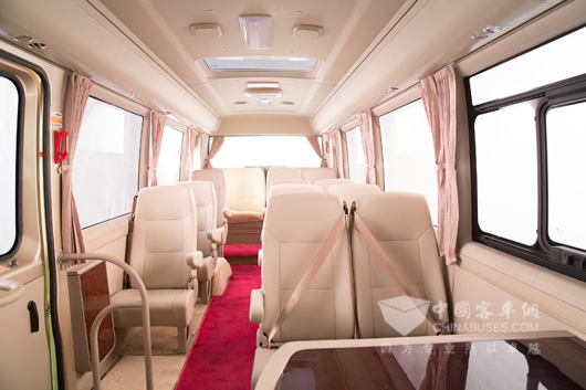 NVH静音技术+分区域吸声隔声结构，营造静谧怡然驾乘环境