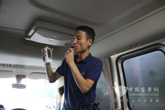 宇通测试工程师现场展示车内甲醛测试结果