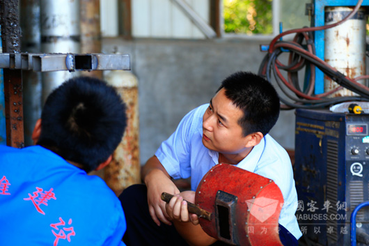 2-柏兴俊对新进员工进行培训