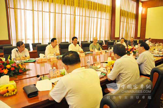 五洲龙董事长张景新（左二）欢迎广安市委市政府领导到访五洲龙