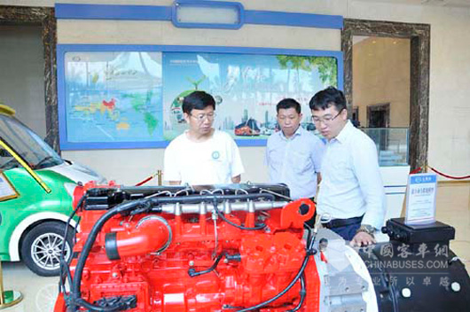 五洲龙领导陪同桂振华秘书长参观新能源汽车研发大厅