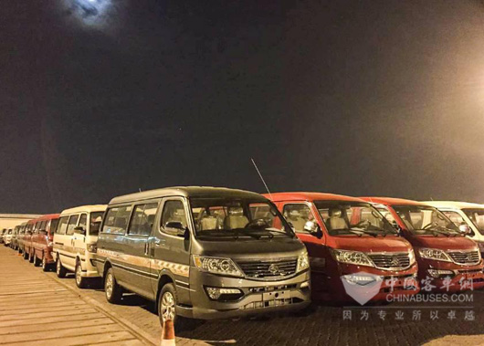 夜幕下，静待启航的金龙金威