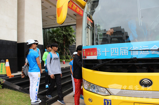 纯电动大巴接运动员前往比赛场馆