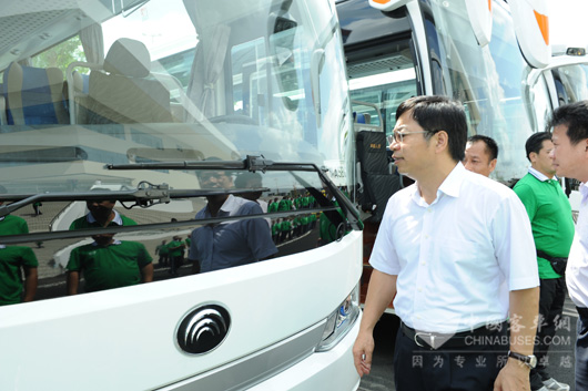 省运会领导视察纯电动大巴