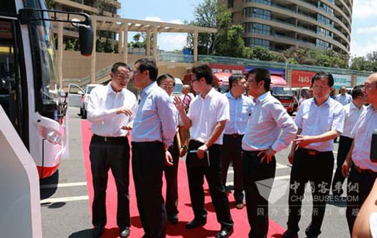 领导及嘉宾参观样车