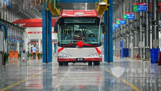 第一辆“金马”牌纯电动公交车缓缓驶下生产线