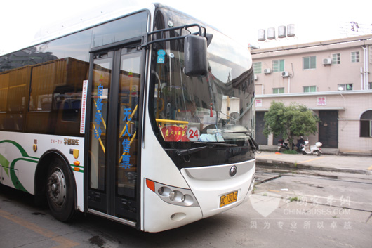 24路上运行的宇通气电混动公交