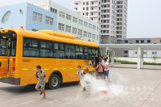 司机和照管员指挥学生安全有序的撤离事故车辆