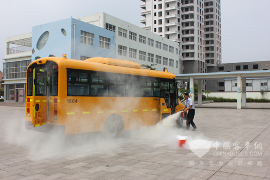 司机用随车灭火器扑灭明火-(3)