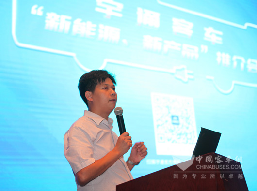 宇通湖南分公司经理杨杰生向全省客户推介新产品