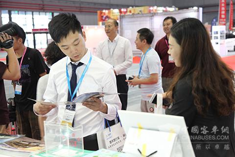观众仔细阅读海格新能源客车资料