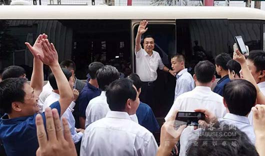 荣耀时刻:李克强总理乘坐中国自主品牌公商务接待用车宇通T7