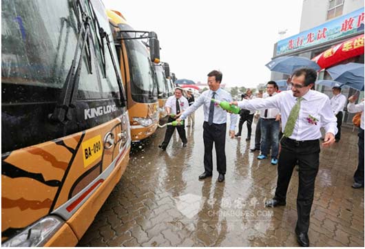 FabianSi?ani议会议长与廉小强董事长冒雨为客车“洗礼”