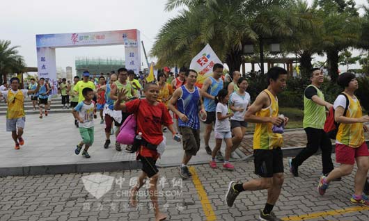 开跑口令一下，选手们集体开跑