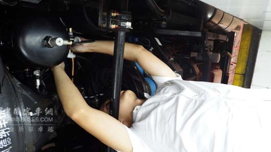 王主管进行设备的安装