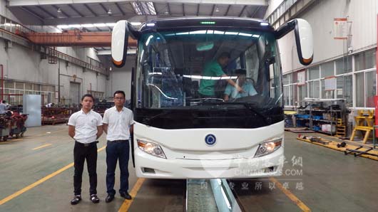 安装现场合影（左：王强右：陈志兵）