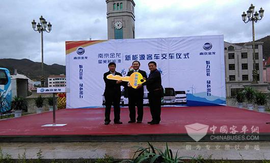 南京金龙大客事业部总经理汪先锋与客户交接金钥匙