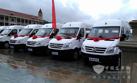 交车仪式上的南京金龙D11纯电动商务车