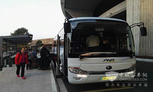 　在巴黎机场接机的宇通客车