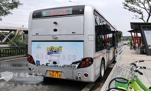 特别定制“漫行西部”专线车辆特点鲜明