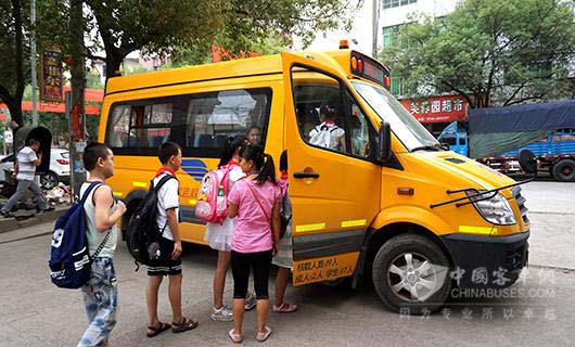 　海格校车护航儿童上学路