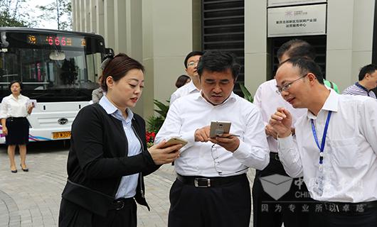　恒通客车副总陪同市领导参观考察