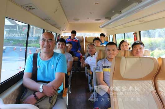 运动员们赞评金龙新能源通勤接待车