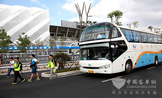 　海格客车在青运会开幕式举办地奥体中心