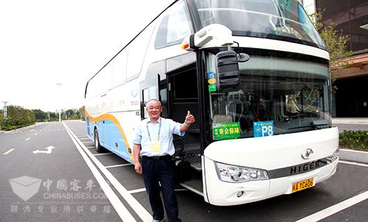 　吴树群师傅和他的海格客车一起为青运会加油助力