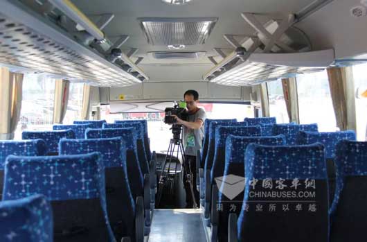 青运频道记者拍摄新能源通勤车内饰