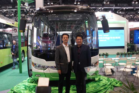 中通客车总经理孙庆民和枣庄公交总经理黄玉强合影