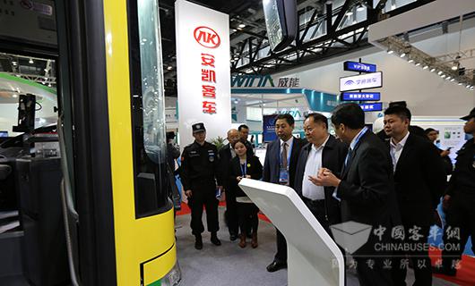 张又侠部长参观安凯12米纯电动公交车