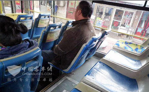 公交座椅寒意贯身