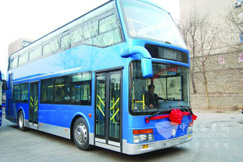 双层豪华大巴“被踩刹车”