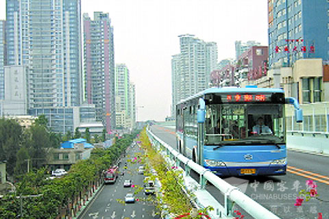 厦门高架上跑BRT公交,地面上则是普通公交
