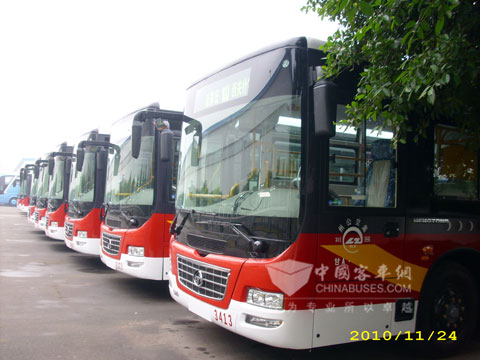 前期投入使用的恒通二级踏步客车