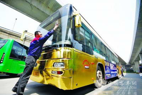 “黄金公交车”惊现南京街头