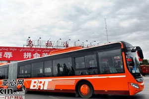 首批5辆“橘色巨无霸”BRT抵乌鲁木齐