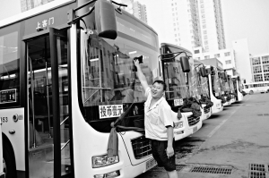 山西太原首批公交新车上路缓解交通压力