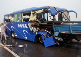 惨痛的车祸再敲交通安全警钟