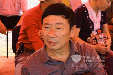  扬州公交党委书记刘东兵接受记者采访