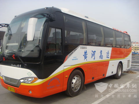 山东东营长途客车站内的L-CNG客车