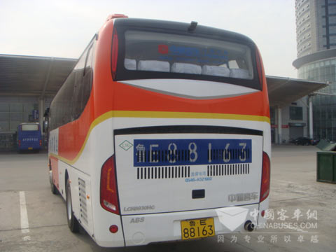 山东东营长途客车站内的L-CNG客车