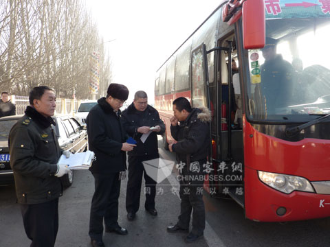 工作人员对车辆进行检查