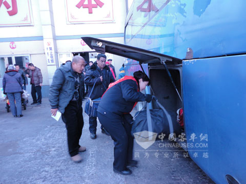 张瑞琴为旅客整理行李