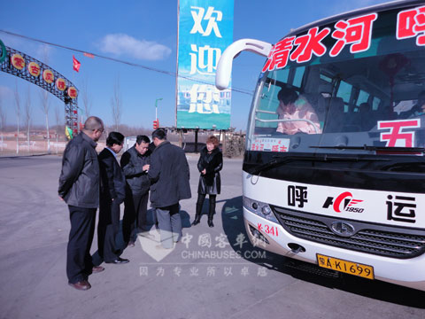 路检路查小组检查营运客车资质