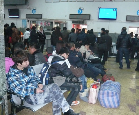 学生们正在候车