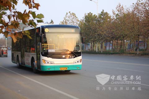 行驶在临沂市7路上的中通混合动力客车